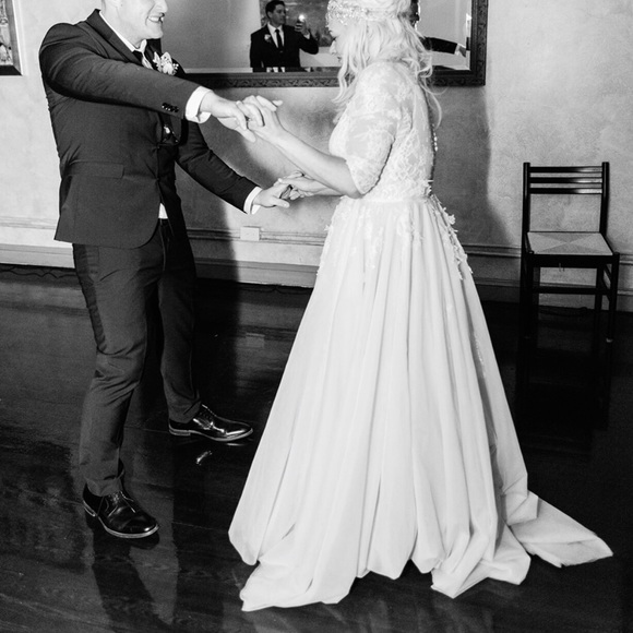 Amazing wedding dress - Picture 2 of 7